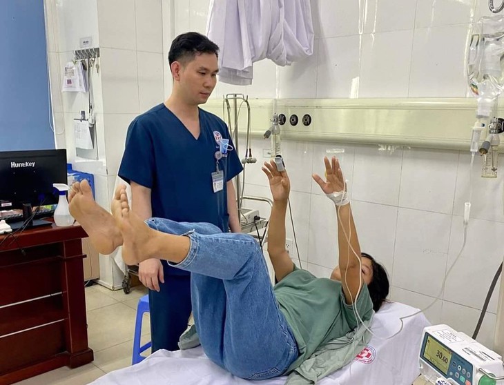 Cứu sống cô gái 22 tuổi bị đột quỵ não, liệt nửa người- Ảnh 1.