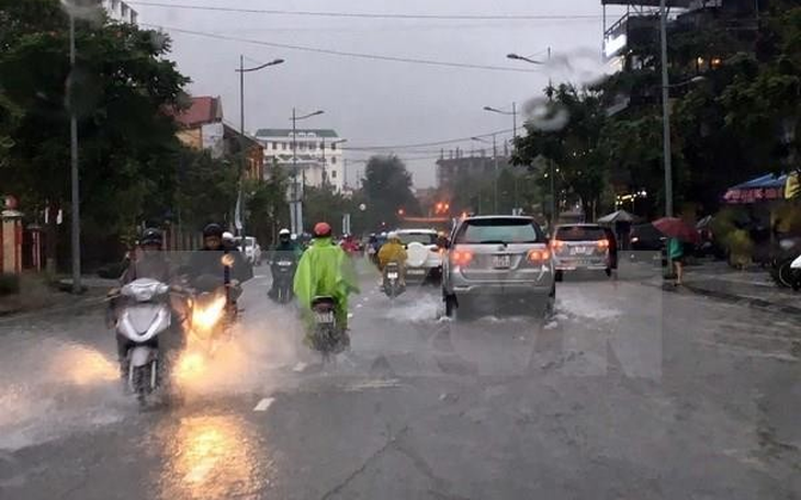 Nhiều khu vực trên cả nước mưa dông, lốc sét, mưa đá