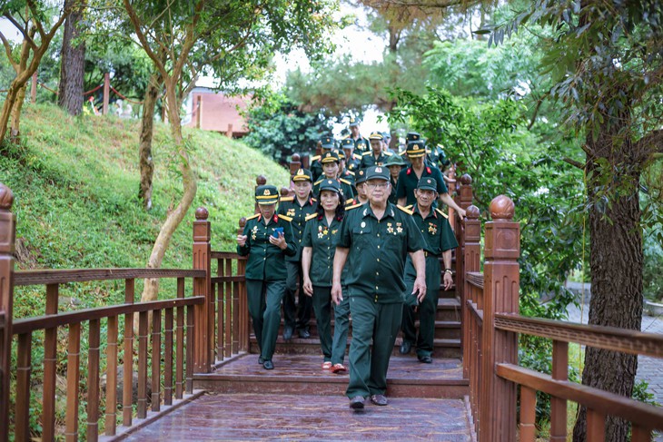 Dòng người viếng mộ Đại tướng Võ Nguyên Giáp trong ngày kỷ niệm 70 năm Chiến thắng Điện Biên Phủ- Ảnh 1. Dòng người viếng mộ Đại tướng Võ Nguyên Giáp trong ngày kỷ niệm 70 năm Chiến thắng Điện Biên Phủ- Ảnh 1.