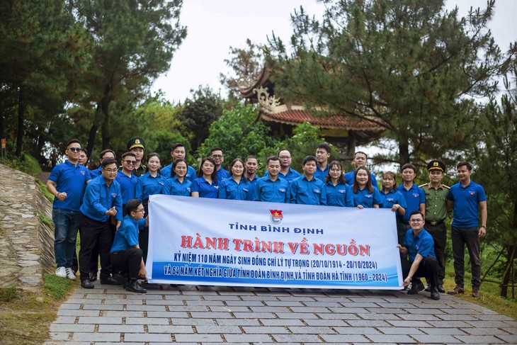 Dòng người viếng mộ Đại tướng Võ Nguyên Giáp trong ngày kỷ niệm 70 năm Chiến thắng Điện Biên Phủ- Ảnh 4. Dòng người viếng mộ Đại tướng Võ Nguyên Giáp trong ngày kỷ niệm 70 năm Chiến thắng Điện Biên Phủ- Ảnh 4.