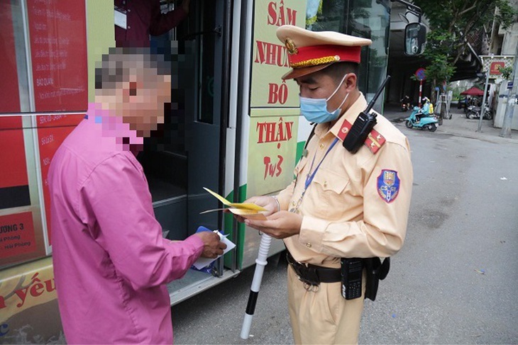 Phạt nhiều tài xế xe buýt vi phạm giao thông- Ảnh 2. Phạt nhiều tài xế xe buýt vi phạm giao thông- Ảnh 2.
