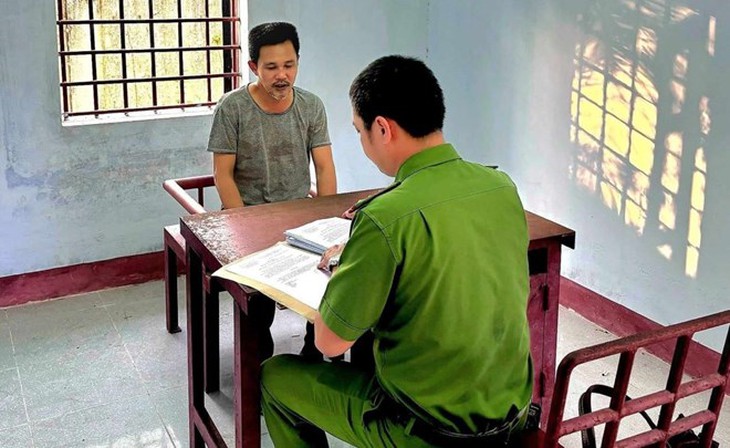 Khởi tố đối tượng dùng kéo đâm Phó Chánh án Toà án nhân dân huyện- Ảnh 1.
