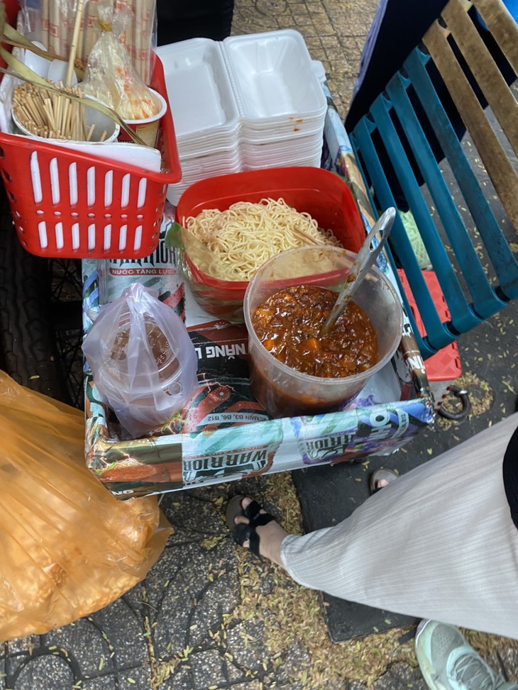 Nguy cơ ngộ độc từ hàng rong, quà vặt trước cổng trường ở TPHCM- Ảnh 4.