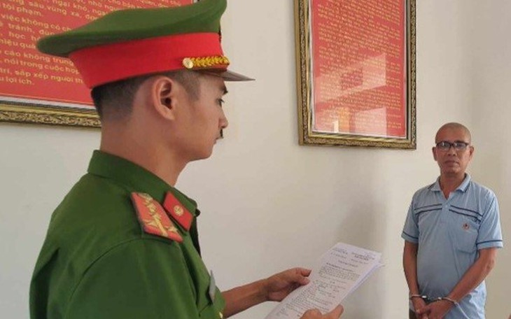 Bắt giam người đàn ông dùng dao đâm vợ