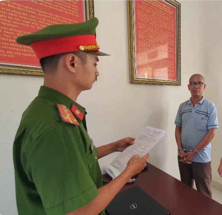 Bắt giam người đàn ông dùng dao đâm vợ- Ảnh 1.