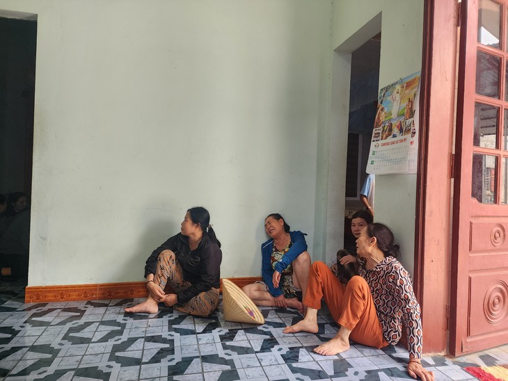 Đỏ mắt ngóng tin người thân gặp nạn giữa trùng khơi- Ảnh 1. Đỏ mắt ngóng tin người thân gặp nạn giữa trùng khơi- Ảnh 1.