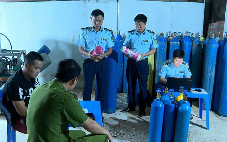 Triệt phá cơ sở sang chiết 342 bình khí cười N2O trái phép