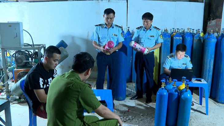 Triệt phá cơ sở sang chiết 342 bình khí cười N2O trái phép- Ảnh 1.