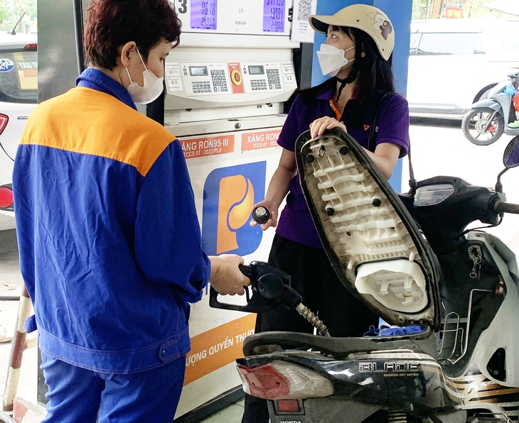 5 loại xăng dầu giảm mạnh, RON 95 về sát mốc 23.000đ/lít- Ảnh 1.