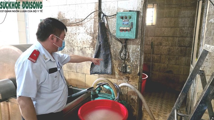 Nơi sản xuất không tách biệt với nguồn ô nhiễm. Cụ thể, nhà vệ sinh bố trí không khu vực sản xuất mà không có cửa che kín.
