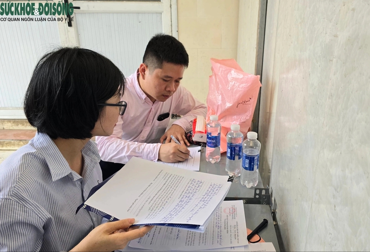 Chủ cơ sở kinh doanh cơ sở sản xuất thực phẩm sạch Thanh Phúc, ký biên bản vi phạm hành chính.