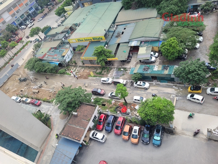 Hà Nội: Thêm xe ô tô bị 'sập bẫy' khi di chuyển qua Dự án D20 Cầu Giấy- Ảnh 3.