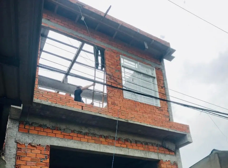 Nam thợ hồ bị điện giật tử vong khi đang lợp mái nhà- Ảnh 1. Nam thợ hồ bị điện giật tử vong khi đang lợp mái nhà- Ảnh 1.