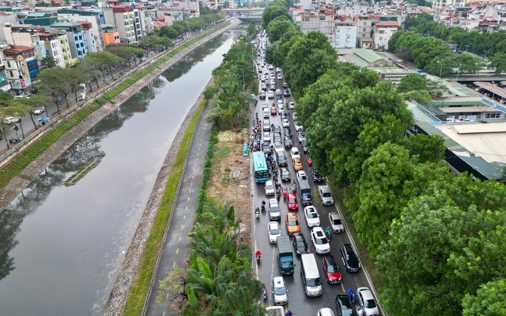 Người dân lo ngại dù đầu tư 17.000 tỷ đồng mở rộng đường Láng gấp đôi vẫn ùn tắc