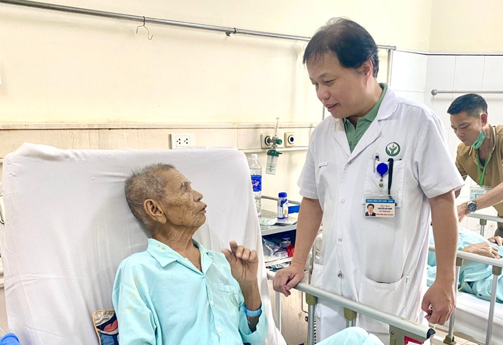 Bác sĩ 'vượt khó' phẫu thuật nội soi lấy sỏi mật cho cụ ông 99 tuổi- Ảnh 1.
