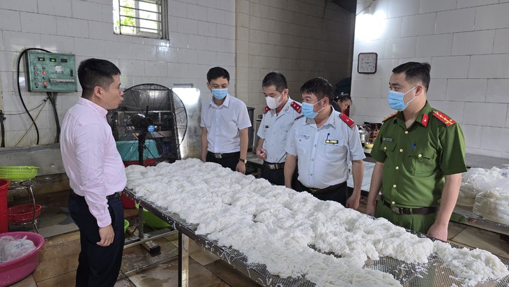 Kiểm tra việc chấp hành quy định pháp luật về bảo đảm an toàn thực phẩm tại hộ kinh doanh cơ sở sản xuất thực phẩm sạch Thanh Phúc. Kiểm tra việc chấp hành quy định pháp luật về bảo đảm an toàn thực phẩm tại hộ kinh doanh cơ sở sản xuất thực phẩm sạch Thanh Phúc.