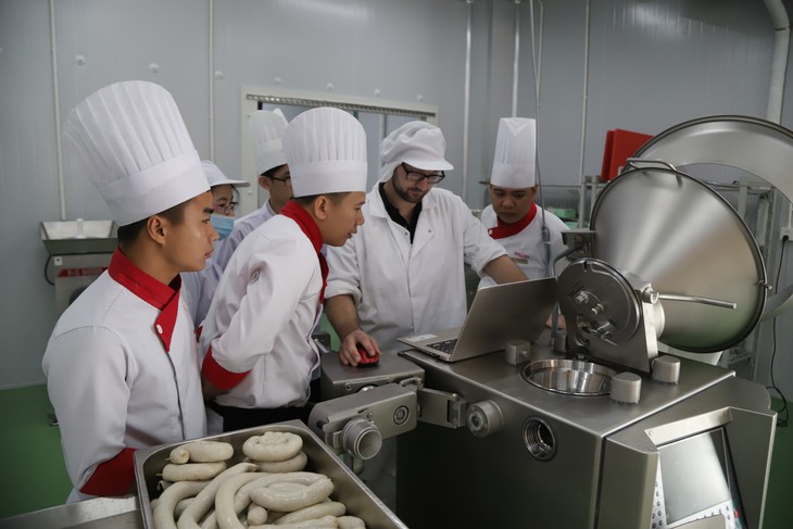 "Mục sở thị" quy trình sản xuất món xúc xích trứ danh tại Bà Nà Hills- Ảnh 2. "Mục sở thị" quy trình sản xuất món xúc xích trứ danh tại Bà Nà Hills- Ảnh 2.