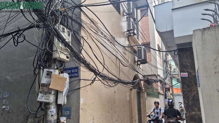 Hà Nội sau vụ cháy thương tâm: Bất an với những búi dây lơ lửng trên đầu- Ảnh 3. Hà Nội sau vụ cháy thương tâm: Bất an với những búi dây lơ lửng trên đầu- Ảnh 3.