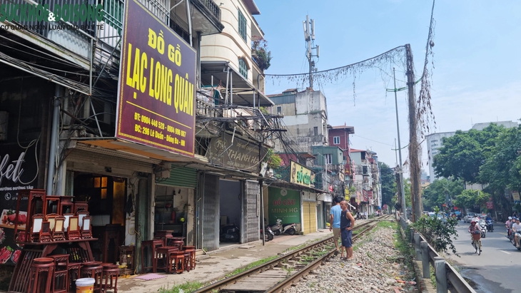 Hà Nội sau vụ cháy thương tâm: Bất an với những búi dây lơ lửng trên đầu- Ảnh 4. Hà Nội sau vụ cháy thương tâm: Bất an với những búi dây lơ lửng trên đầu- Ảnh 4.