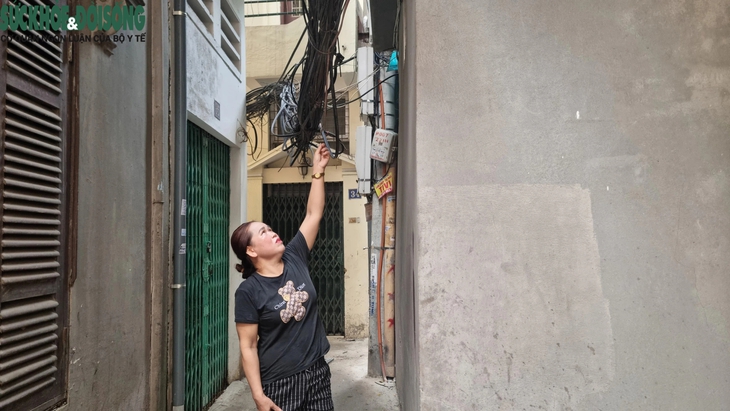 Hà Nội sau vụ cháy thương tâm: Bất an với những búi dây lơ lửng trên đầu- Ảnh 5. Hà Nội sau vụ cháy thương tâm: Bất an với những búi dây lơ lửng trên đầu- Ảnh 5.