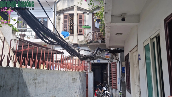 Hà Nội sau vụ cháy thương tâm: Bất an với những búi dây lơ lửng trên đầu- Ảnh 6. Hà Nội sau vụ cháy thương tâm: Bất an với những búi dây lơ lửng trên đầu- Ảnh 6.