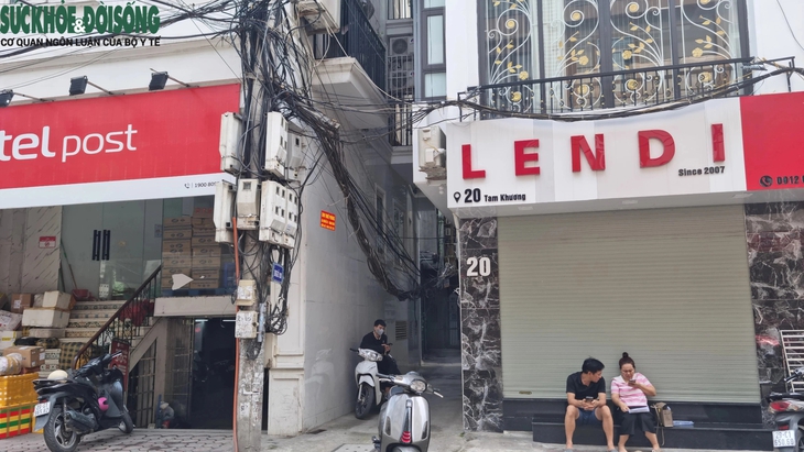 Hà Nội sau vụ cháy thương tâm: Bất an với những búi dây lơ lửng trên đầu- Ảnh 8. Hà Nội sau vụ cháy thương tâm: Bất an với những búi dây lơ lửng trên đầu- Ảnh 8.