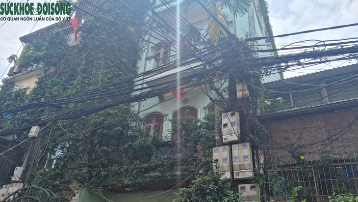 Hà Nội sau vụ cháy thương tâm: Bất an với những búi dây lơ lửng trên đầu- Ảnh 9. Hà Nội sau vụ cháy thương tâm: Bất an với những búi dây lơ lửng trên đầu- Ảnh 9.