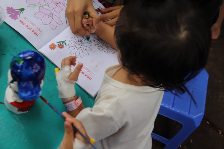 Bệnh viện ở TPHCM tổ chức nhiều chương trình Tết thiếu nhi ý nghĩa- Ảnh 5. Bệnh viện ở TPHCM tổ chức nhiều chương trình Tết thiếu nhi ý nghĩa- Ảnh 5.