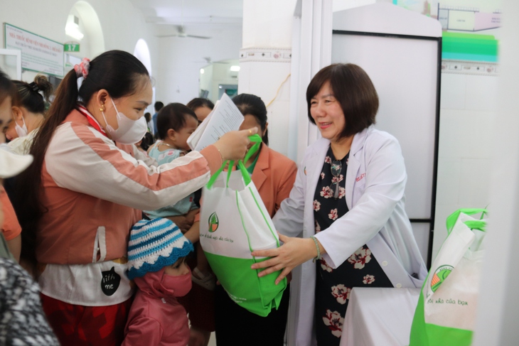 Bệnh viện ở TPHCM tổ chức nhiều chương trình Tết thiếu nhi ý nghĩa- Ảnh 1. Bệnh viện ở TPHCM tổ chức nhiều chương trình Tết thiếu nhi ý nghĩa- Ảnh 1.