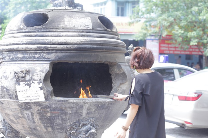 Nguy hiểm vẫn rập rình từ thói quen đốt vàng mã của người Hà Nội sau những vụ cháy ám ảnh- Ảnh 2.