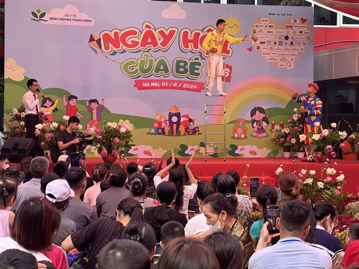 Hơn 46.000 suất quà trao yêu thương đến trẻ em đang điều trị bệnh nhân ngày 1/6- Ảnh 1.