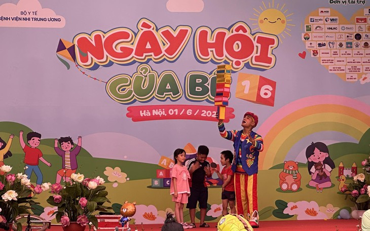 Hơn 46.000 suất quà trao yêu thương đến trẻ em đang điều trị bệnh nhân ngày 1/6