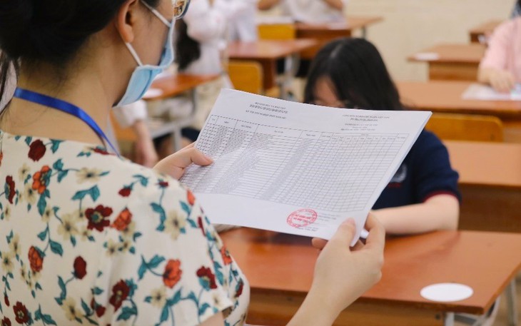 Kỳ thi tốt nghiệp THPT 2024: Kính mắt, bút, nhẫn thông minh, tai nghe siêu nhỏ... vào 'tầm ngắm'