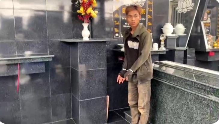 Bắt nhóm thanh niên chuyên trộm cắp trong nghĩa trang
- Ảnh 1. Bắt nhóm thanh niên chuyên trộm cắp trong nghĩa trang
- Ảnh 1.