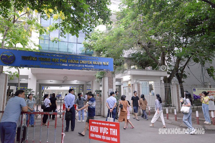 Hàng nghìn thí sinh đầu tiên ở Hà Nội tranh suất vào lớp 10 chuyên năm 2024- Ảnh 1. Hàng nghìn thí sinh đầu tiên ở Hà Nội tranh suất vào lớp 10 chuyên năm 2024- Ảnh 1.