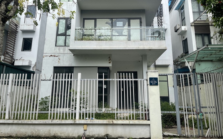 Cận cảnh hoang tàn của những căn biệt thự triệu đô trong Khu đô thị Xuân Phương