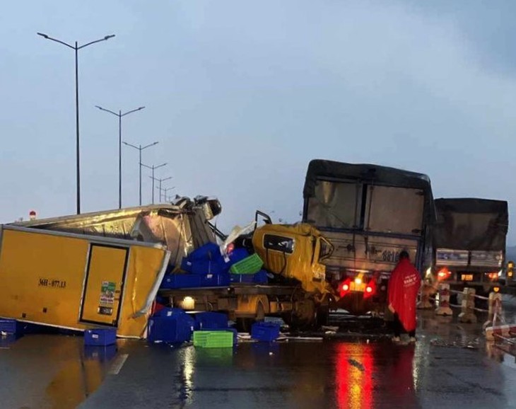 Liên tiếp 2 vụ tai nạn giao thông khiến Vành đai 3 Hà Nội ùn tắc kéo dài - Ảnh 2. Liên tiếp 2 vụ tai nạn giao thông khiến Vành đai 3 Hà Nội ùn tắc kéo dài - Ảnh 2.