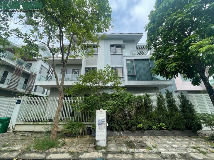 Cận cảnh hoang tàn của những căn biệt thự triệu đô trong Khu đô thị Xuân Phương- Ảnh 1. Cận cảnh hoang tàn của những căn biệt thự triệu đô trong Khu đô thị Xuân Phương- Ảnh 1.