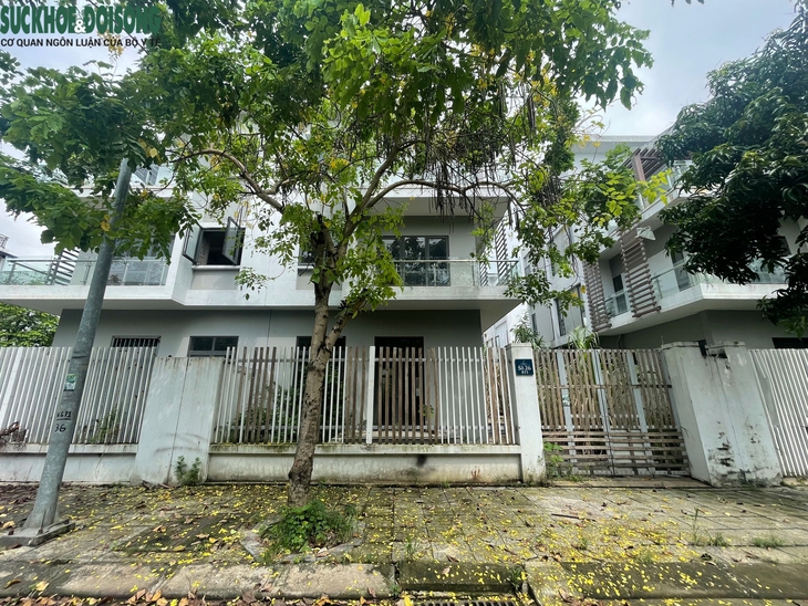 Cận cảnh hoang tàn của những căn biệt thự triệu đô trong Khu đô thị Xuân Phương- Ảnh 2. Cận cảnh hoang tàn của những căn biệt thự triệu đô trong Khu đô thị Xuân Phương- Ảnh 2.