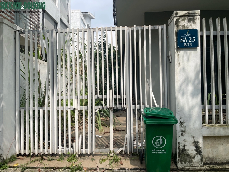 Cận cảnh hoang tàn của những căn biệt thự triệu đô trong Khu đô thị Xuân Phương- Ảnh 3. Cận cảnh hoang tàn của những căn biệt thự triệu đô trong Khu đô thị Xuân Phương- Ảnh 3.