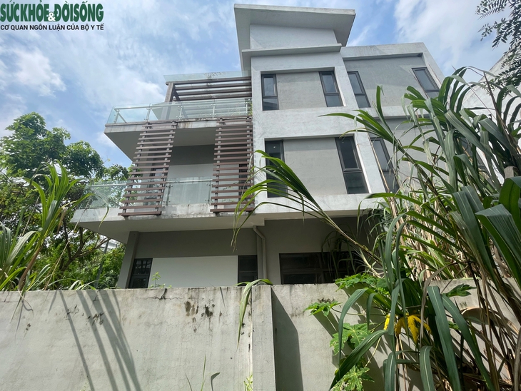 Cận cảnh hoang tàn của những căn biệt thự triệu đô trong Khu đô thị Xuân Phương- Ảnh 7. Cận cảnh hoang tàn của những căn biệt thự triệu đô trong Khu đô thị Xuân Phương- Ảnh 7.