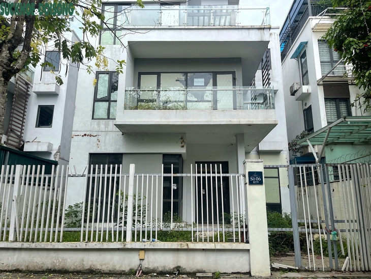Cận cảnh hoang tàn của những căn biệt thự triệu đô trong Khu đô thị Xuân Phương- Ảnh 8. Cận cảnh hoang tàn của những căn biệt thự triệu đô trong Khu đô thị Xuân Phương- Ảnh 8.