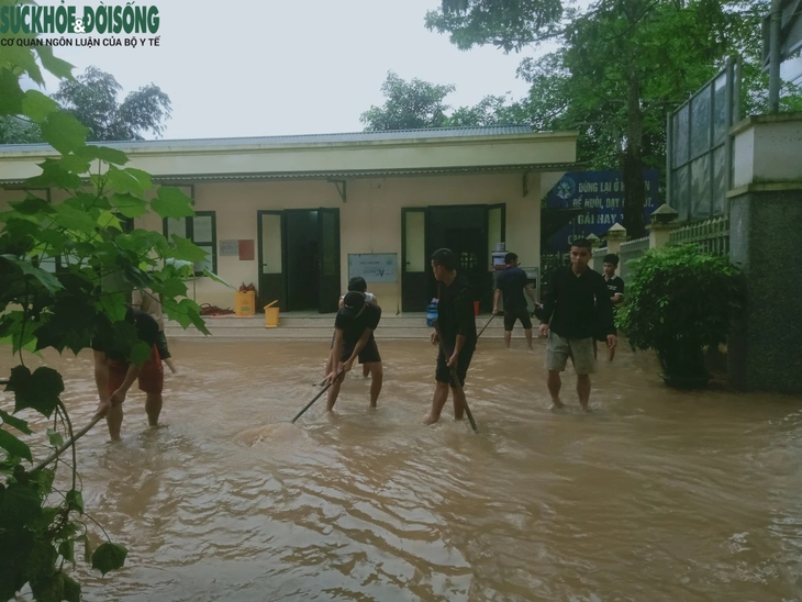 Mưa lũ Hà Giang, ngành y tế duy trì đội cấp cứu lưu động sẵn sàng nhận lệnh- Ảnh 1.