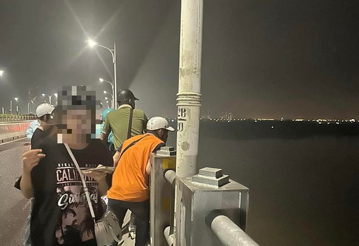 Hà Nội: Liên tiếp xảy ra 2 vụ nhảy cầu Vĩnh Tuy chỉ trong 1 ngày- Ảnh 1. Hà Nội: Liên tiếp xảy ra 2 vụ nhảy cầu Vĩnh Tuy chỉ trong 1 ngày- Ảnh 1.