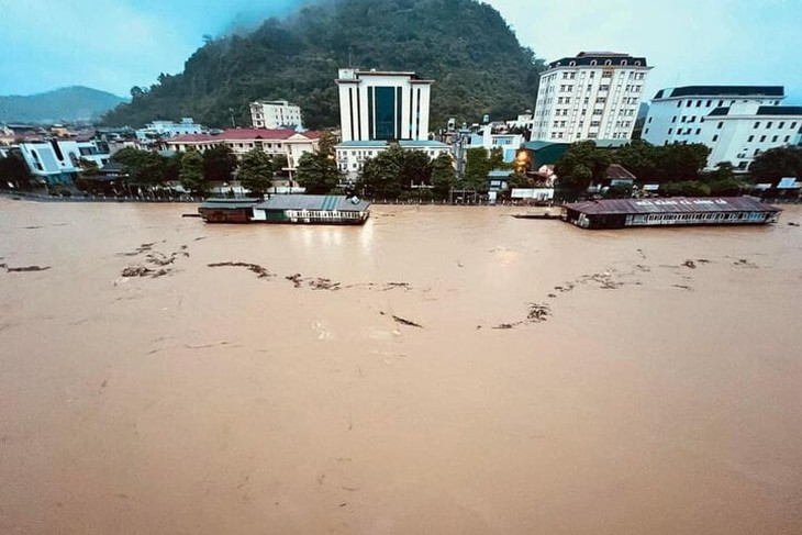 Hà Giang chìm trong biển nước, dân trèo lên mái nhà chờ giải cứu- Ảnh 1.