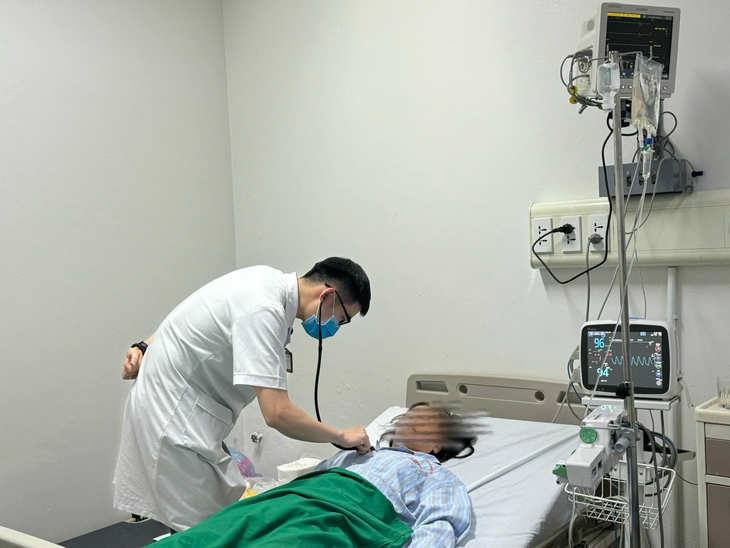 Phổi đông đặc, nhiều ổ áp xe ở bệnh nhân mắc sốt xuất huyết ngày thứ 7- Ảnh 2.