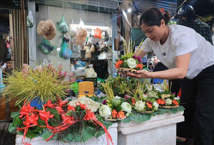 Người dân Hà Nội đội mưa đi mua sắm trong Tết Đoan Ngọ- Ảnh 3.