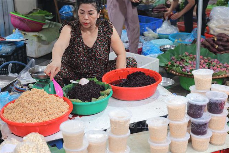 Người dân Hà Nội đội mưa đi mua sắm trong Tết Đoan Ngọ- Ảnh 9.
