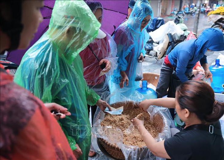 Người dân Hà Nội đội mưa đi mua sắm trong Tết Đoan Ngọ- Ảnh 8.