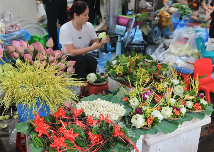 Người dân Hà Nội đội mưa đi mua sắm trong Tết Đoan Ngọ- Ảnh 2.